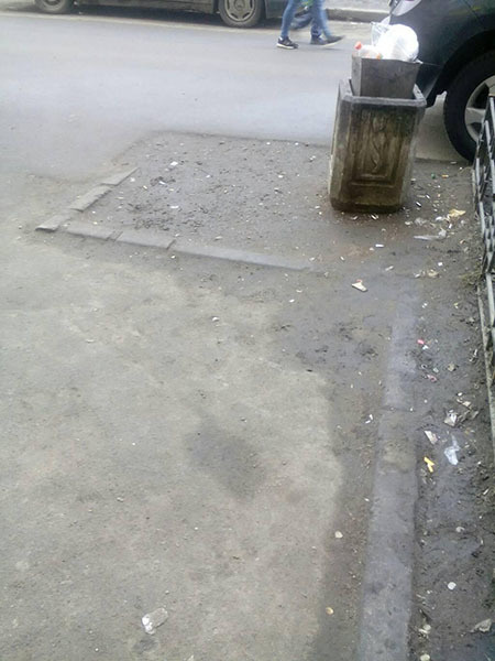 Отсутствующие ограждения газона на Ленинском проспекте у дома 67