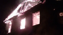 В Норском вспыхнули бараки: пожар тушили восемь часов