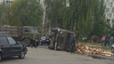 В Самаре на пересечении Ташкентской и Стара-Загоры перевернулся грузовик с дровами
