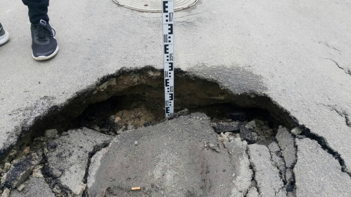 «Растёт каждый день»: челябинцы измерили огромную яму возле театра драмы