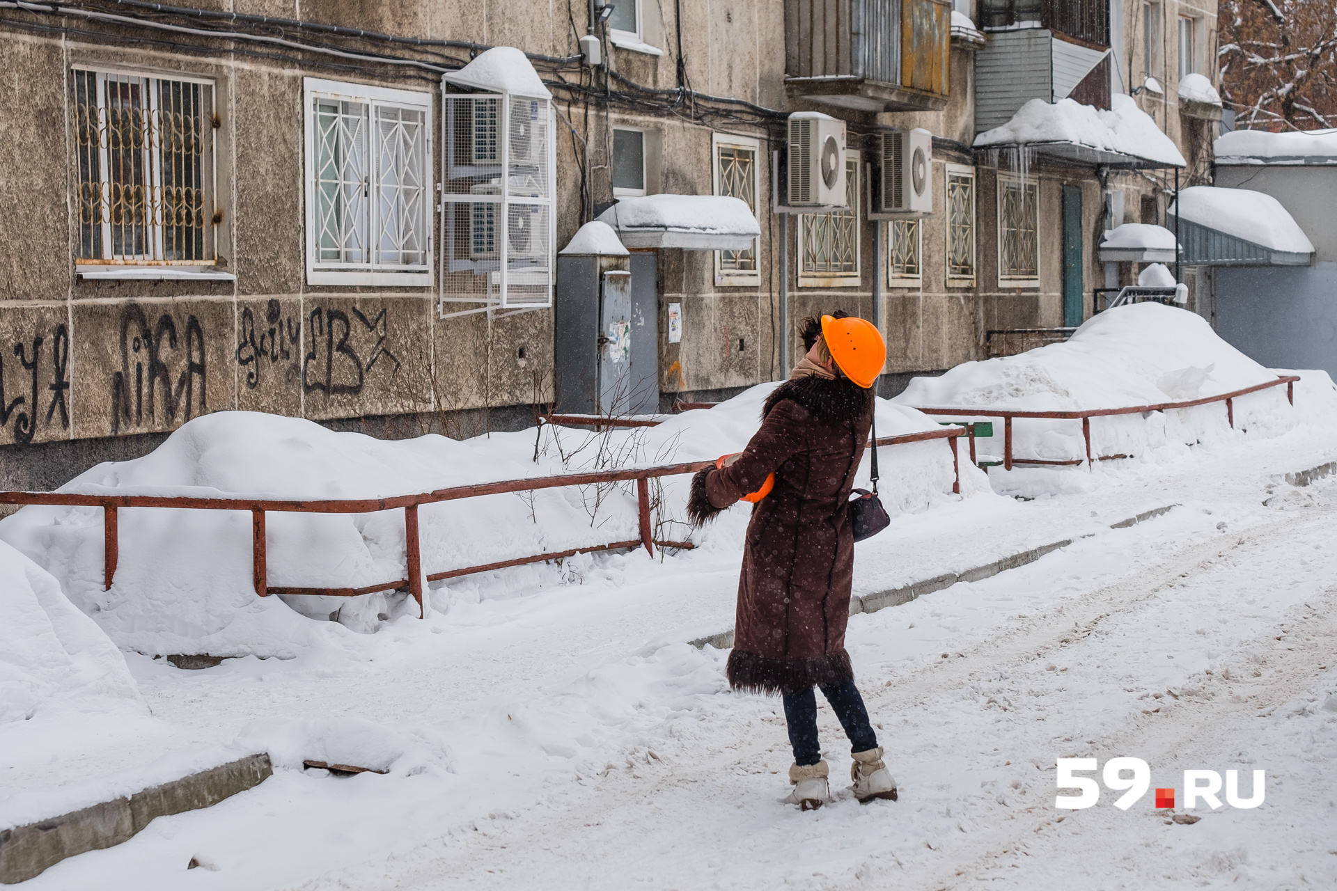 Прежде чем подойти к подъезду, стоит внимательно посмотреть на крышу Прежде чем подойти к подъезду, стоит внимательно посмотреть на крышу