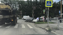 Иномарка впечатала ВАЗ в ограждение на остановке в Челябинске