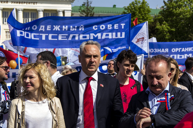 Один из участников майского шествия - депутат Евгений Бессонов