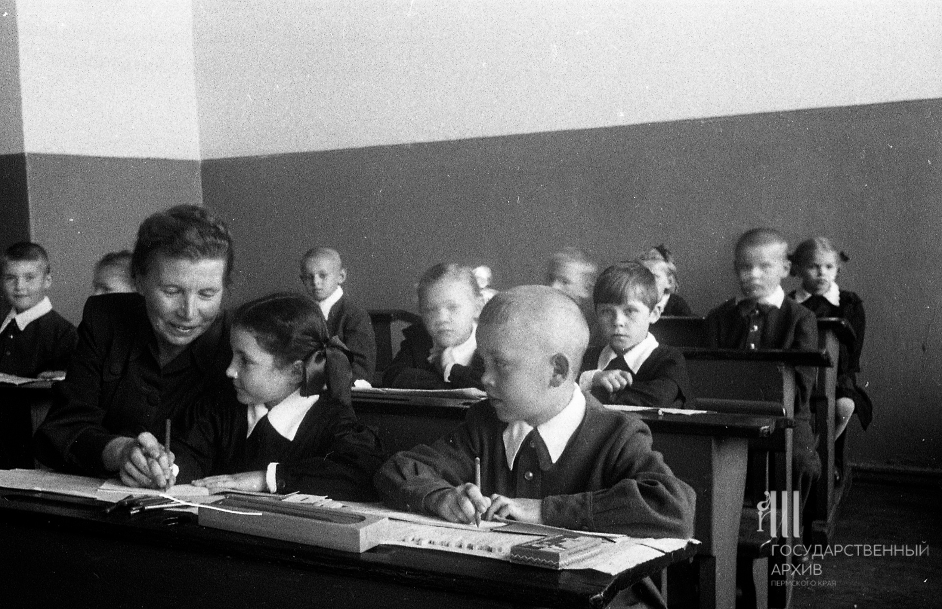 Учитель всегда придет на помощь. Средняя школа в Перми, 1956 год Учитель всегда придет на помощь. Средняя школа в Перми, 1956 год
