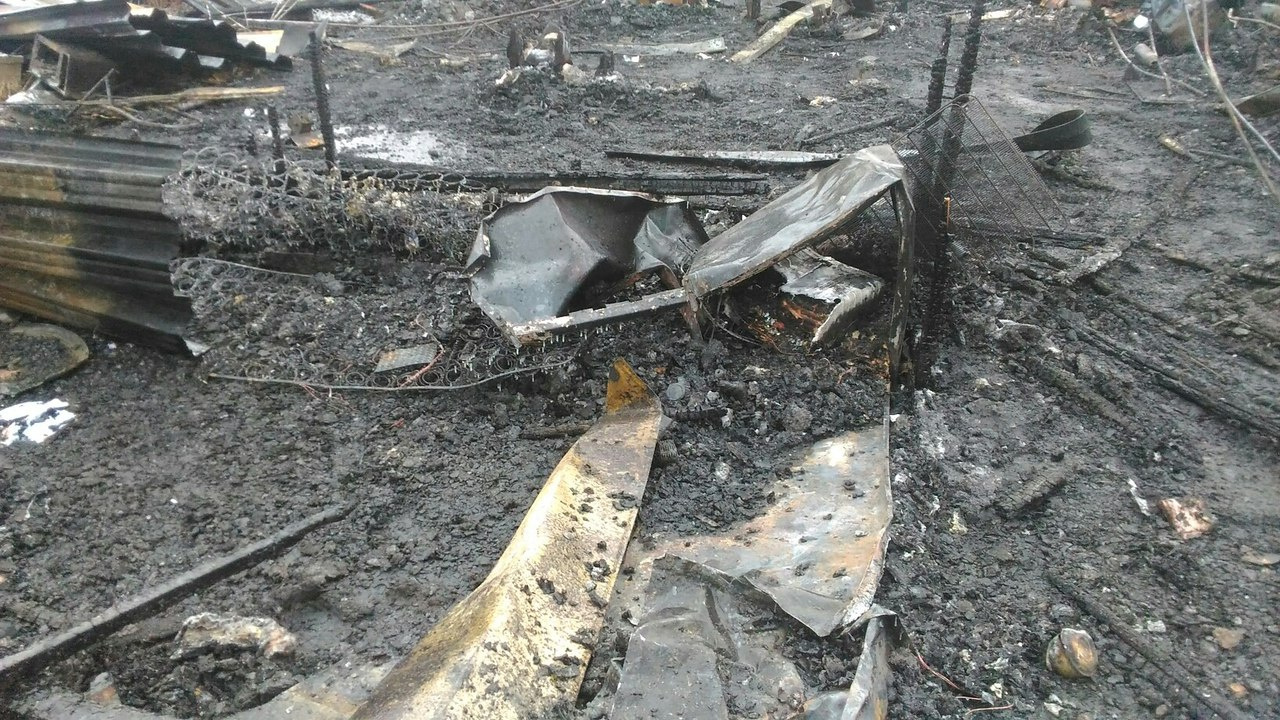 На месте пожара нет вещей, которые можно использовать: остались одни угли и обгоревшие стройматериалы