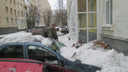 В центре Архангельска сошел снег и проломил крыши двух автомобилей