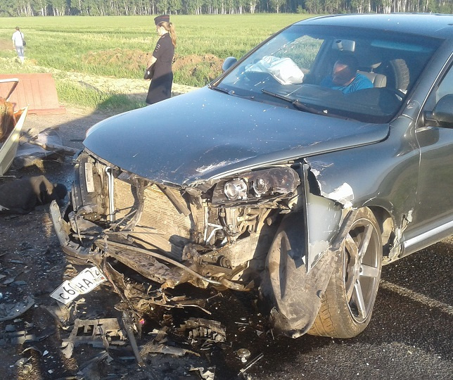 Водитель автомобиля Volkswagen Touareg в лобовом столкновении не пострадал