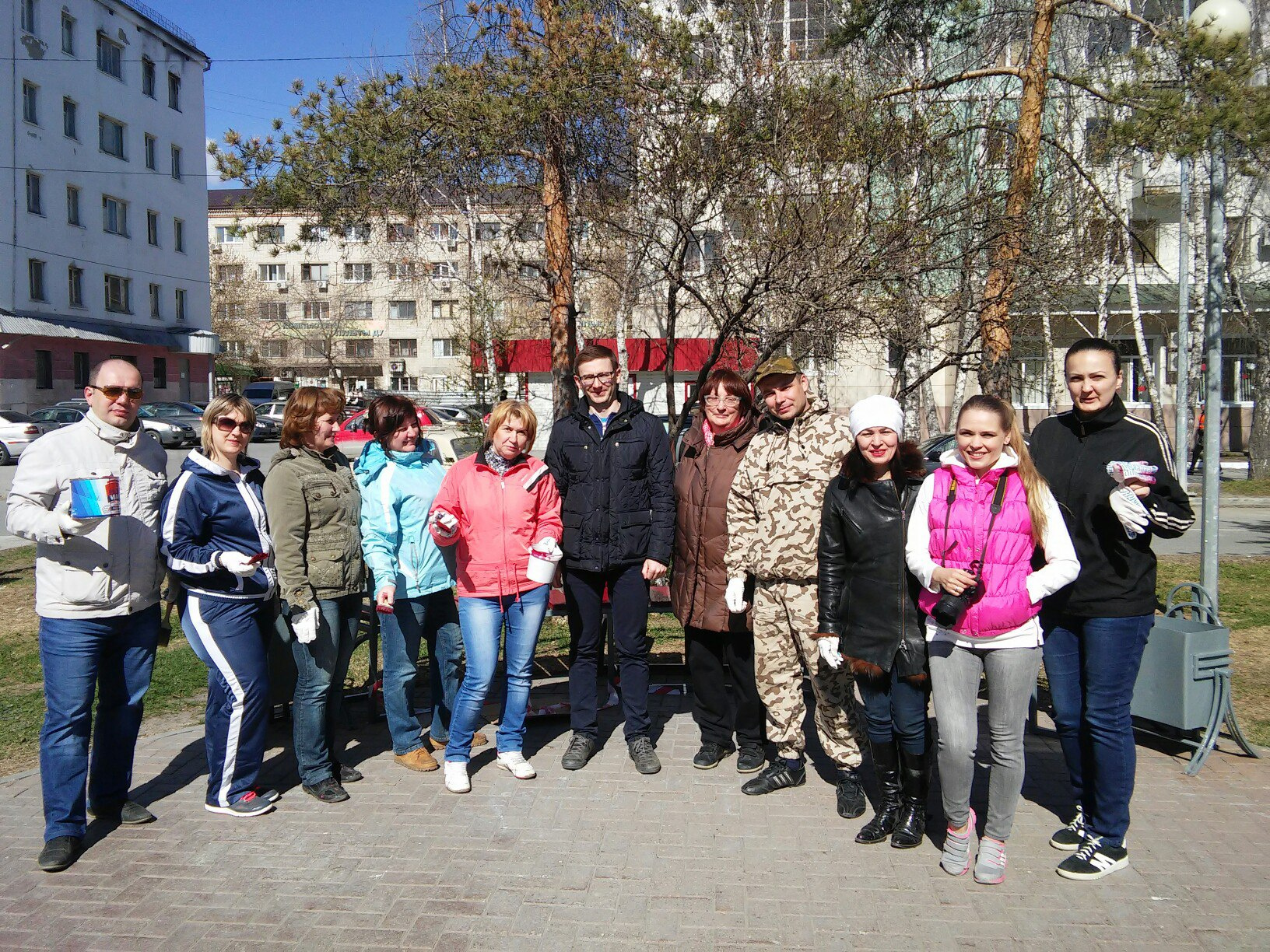 В отличном настроении, с фототоаппаратом, чтобы сделать памятные снимки, краской и прочими атрибутами для проведения субботника – так выглядит сегодня утром коллектив ЛАО В отличном настроении, с фототоаппаратом, чтобы сделать памятные снимки, краской и прочими атрибутами для проведения субботника – так выглядит сегодня утром коллектив ЛАО