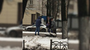 Ярославец снял троицу, которая утащила с проспекта Ленина чугунный забор