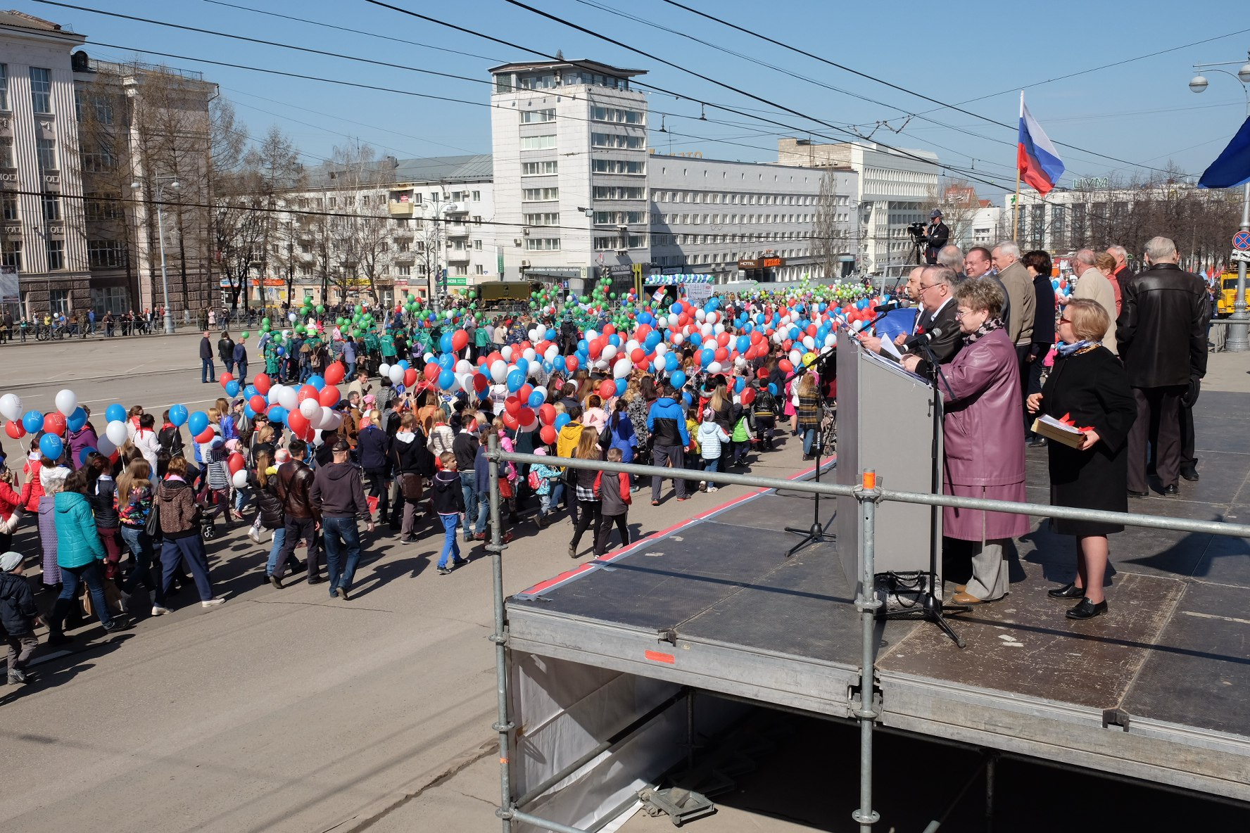 Колонны пошли по Октябрьской площади Колонны пошли по Октябрьской площади