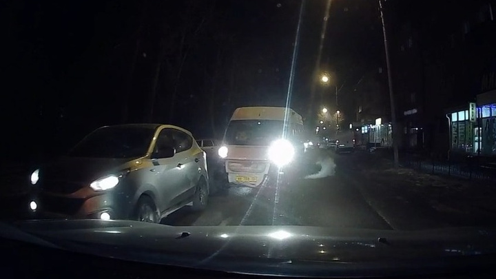 Тюменец снял на видео, как маршрутчик лихачит на дороге