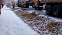 На северо-западе Челябинска асфальт укладывали во время снега