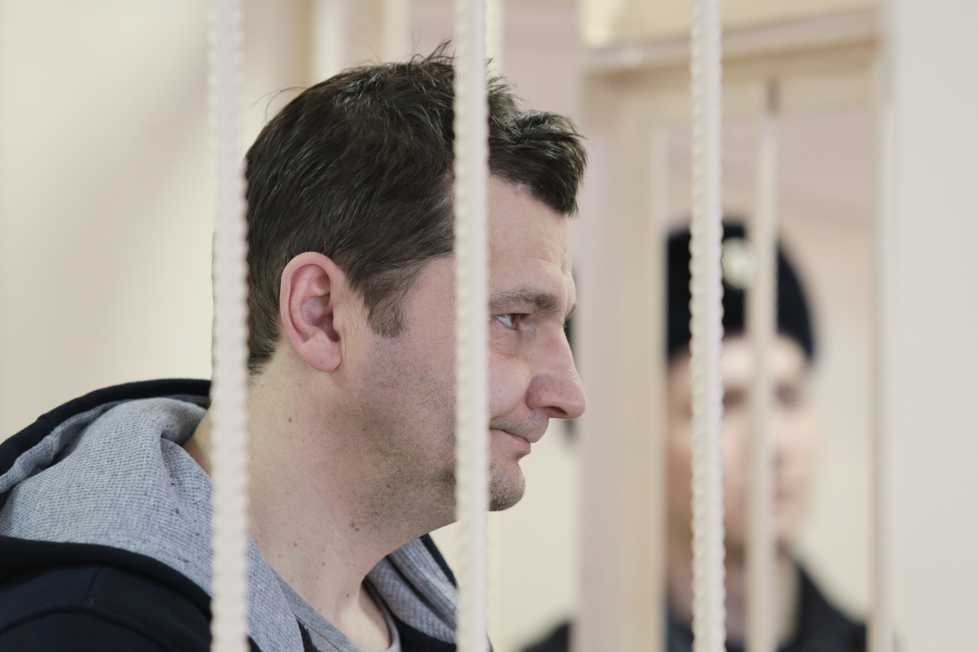 Юрия Карпусенко в суд сопровождали пять полицейских
