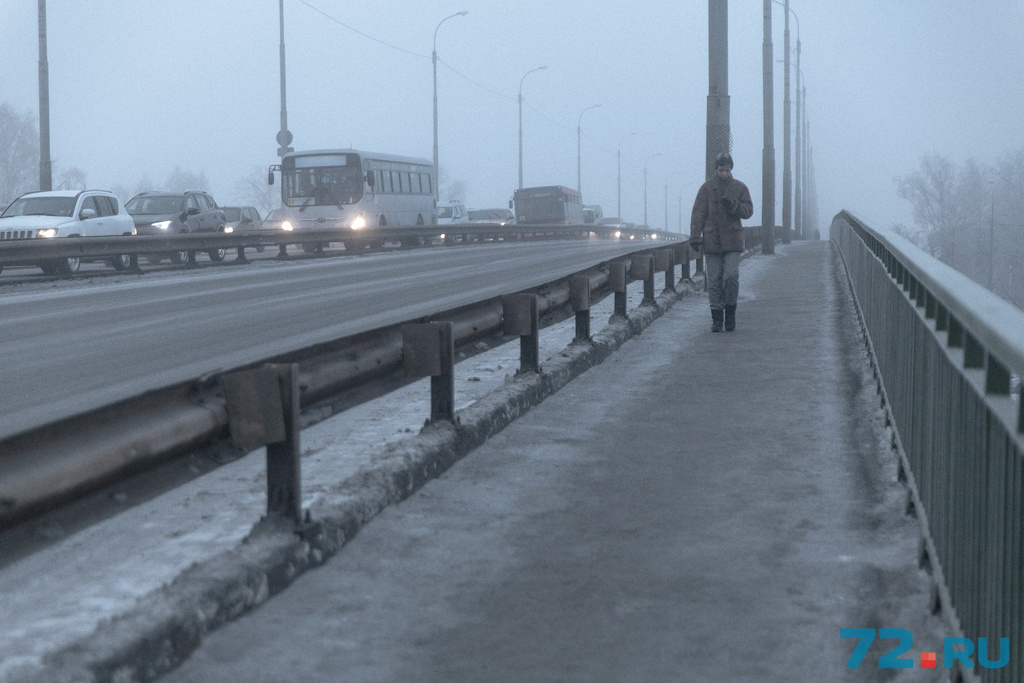 Идёшь по сонному утреннему городу и... смотришь в экран телефона. Делаем ставки, что этот товарищ не успел полюбоваться этим дымчатым утром Идёшь по сонному утреннему городу и... смотришь в экран телефона. Делаем ставки, что этот товарищ не успел полюбоваться этим дымчатым утром