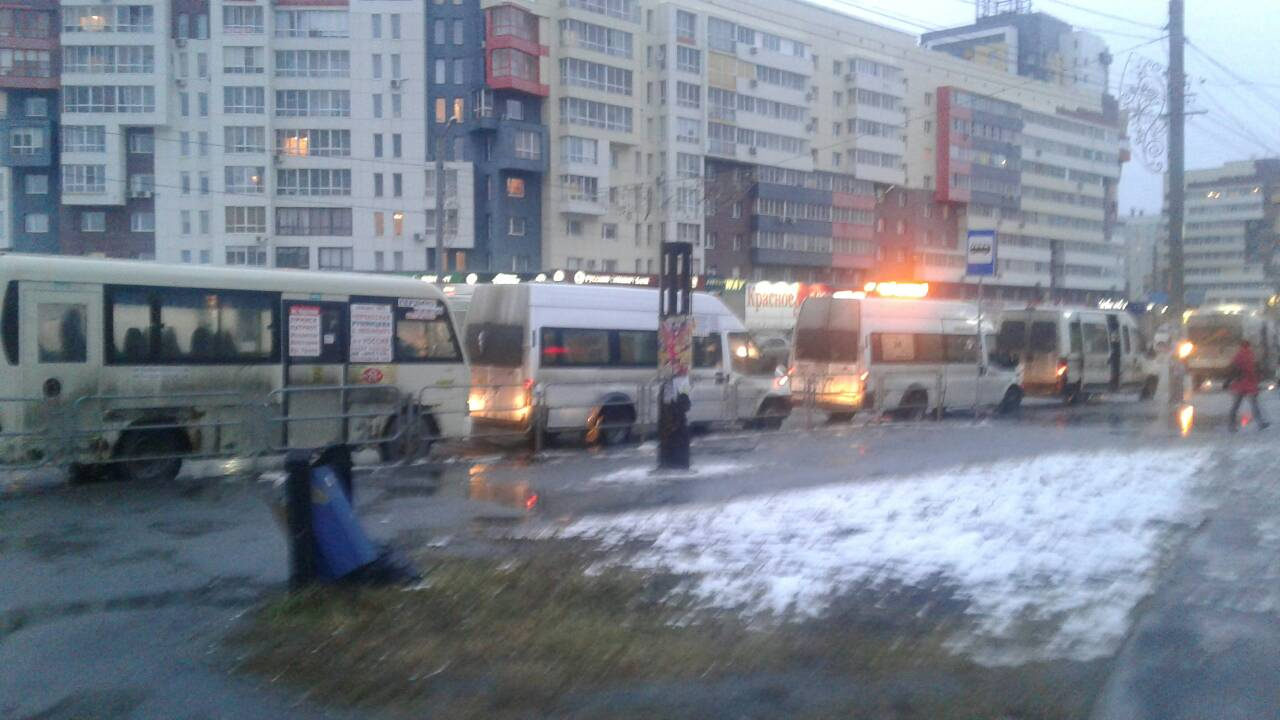 Маршрутки загромождают остановки и пешеходные переходы Маршрутки загромождают остановки и пешеходные переходы