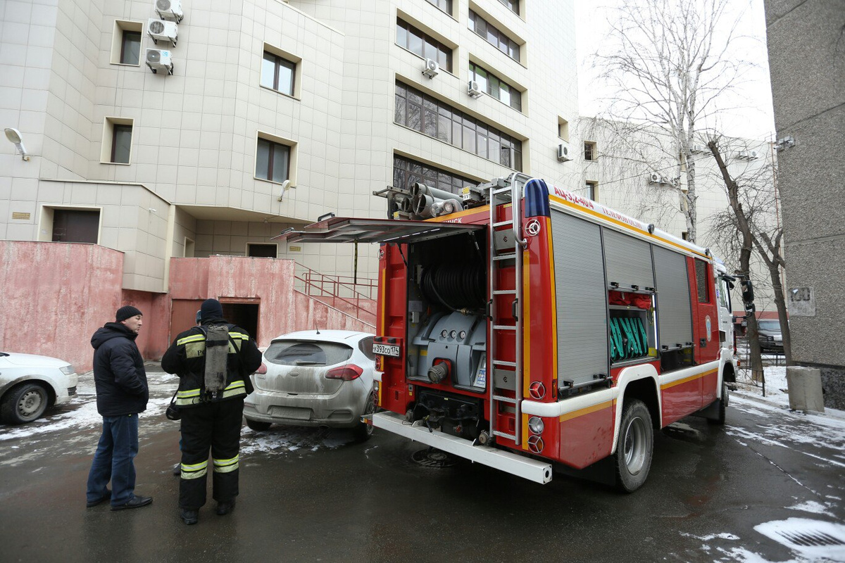 В общей сложности на пожаре работали 12 единиц техники от МЧС В общей сложности на пожаре работали 12 единиц техники от МЧС