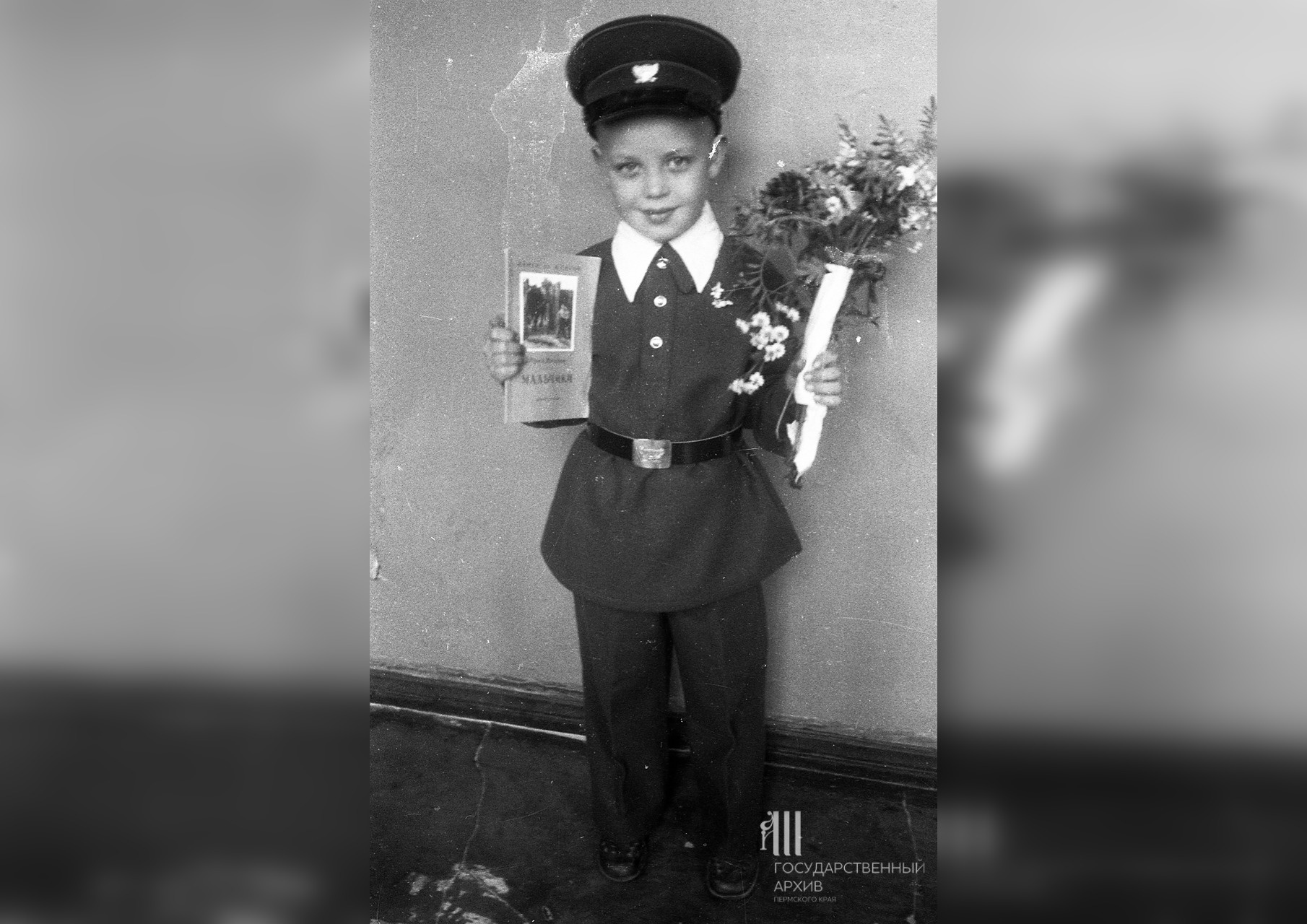 С цветами к любимому учителю. Школа №11, 1956 год С цветами к любимому учителю. Школа №11, 1956 год