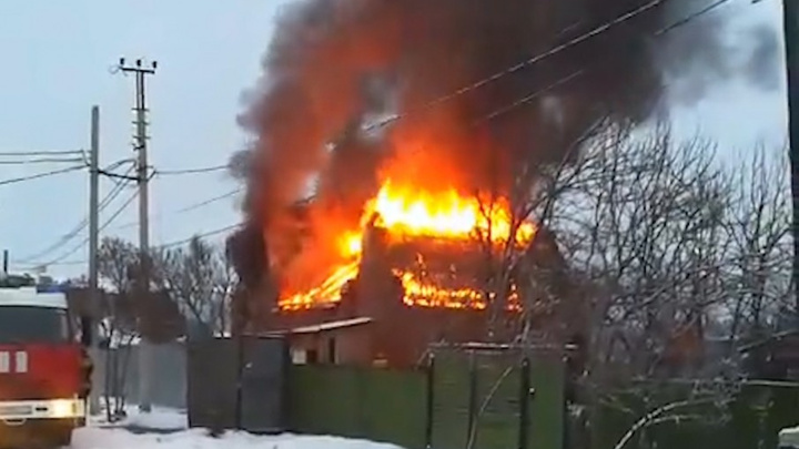 Три десятка пожарных тушили частный дом на северо-западе Челябинска
