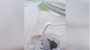 Это рождается метро: в Ярославле посреди дороги пробили канализационный люк