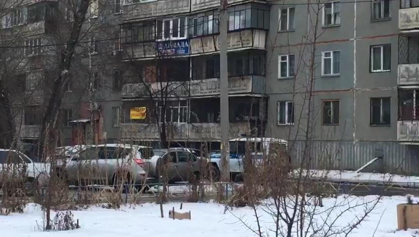 К зданию постоянно подъезжают сотрудники правоохранительных органов К зданию постоянно подъезжают сотрудники правоохранительных органов