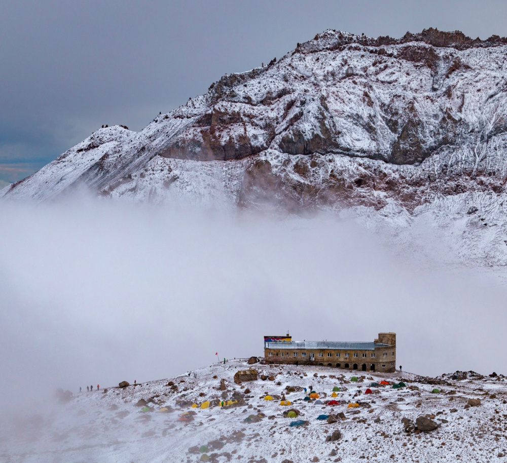 Метеостанция на высоте 3700 метров. Рядом - палаточный лагерь под открытым небом, но тюменцы ночевали в помещении