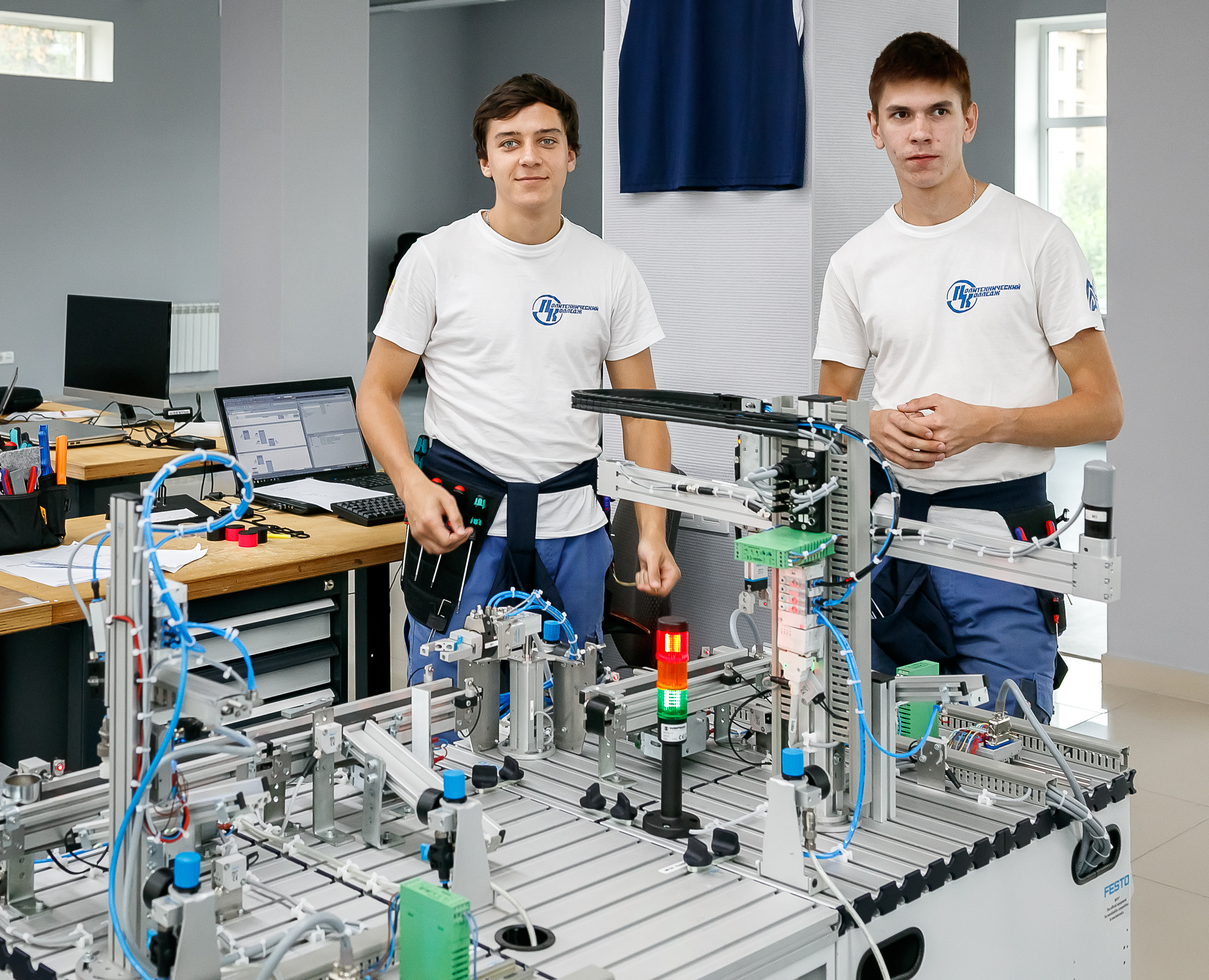 Мехатроник вакансии. Мехатроника WORLDSKILLS. Мехатроника и робототехника. Мехатроника и мобильная робототехника. Техник-мехатроник.