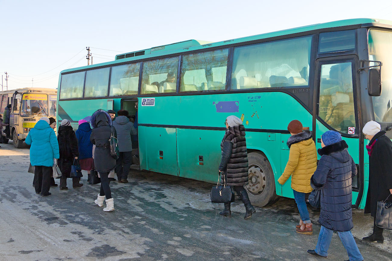 Для пожилых садоводов, которые не могли сами приехать, председатели СНТ заказали автобусы