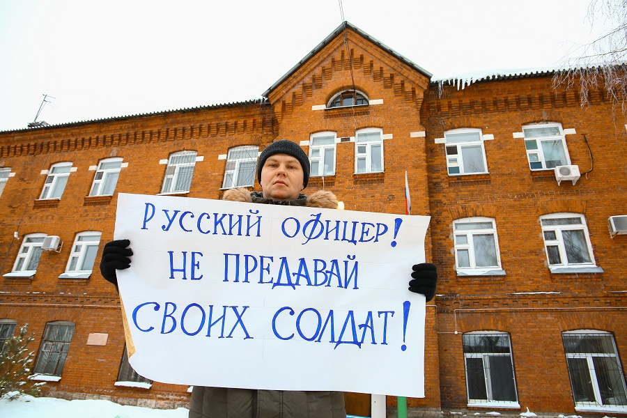 Пикетчики стояли с плакатами Пикетчики стояли с плакатами
