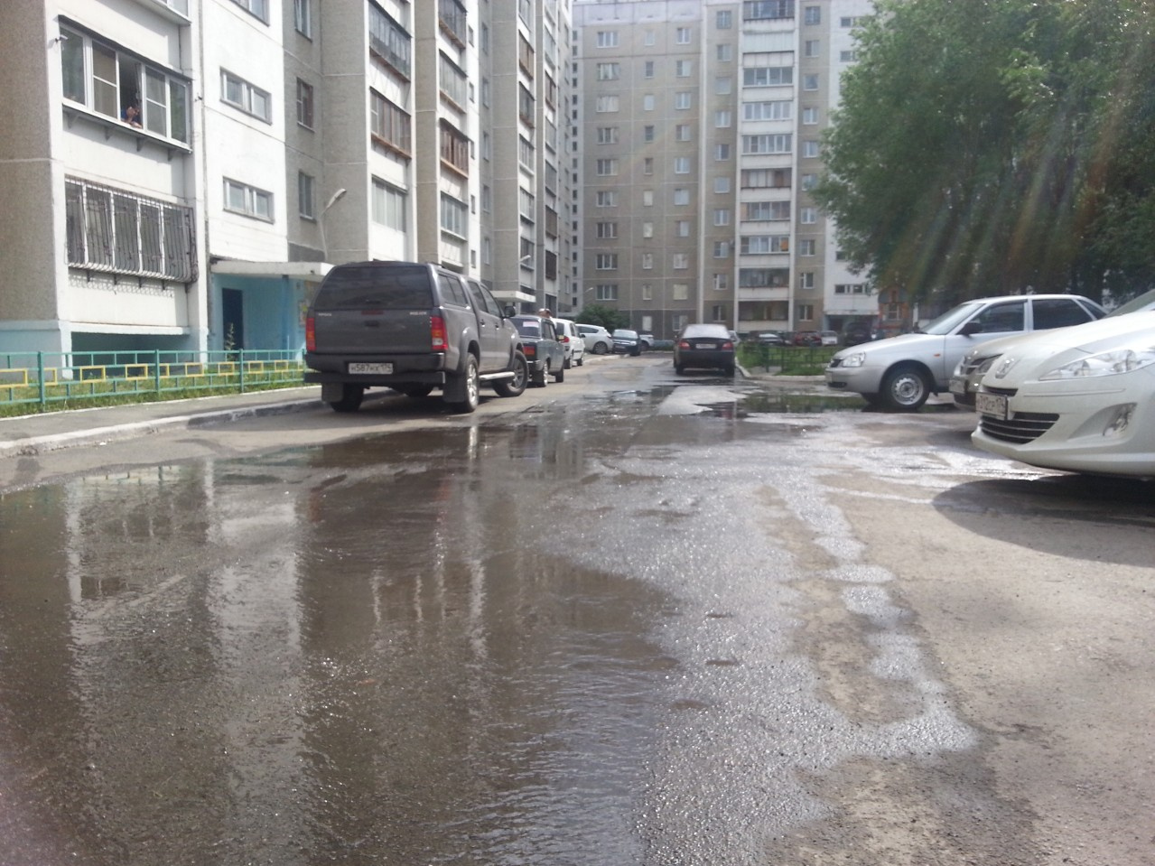 Аварии на сетях водоснабжения происходят регулярно, дорогу размывает Аварии на сетях водоснабжения происходят регулярно, дорогу размывает