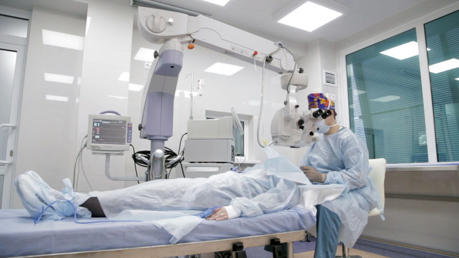 Все операции проводит главный врач, офтальмохирург с 27-летним стажем работы в российских клиниках и за рубежом, кандидат медицинских наук Борис Романенко.