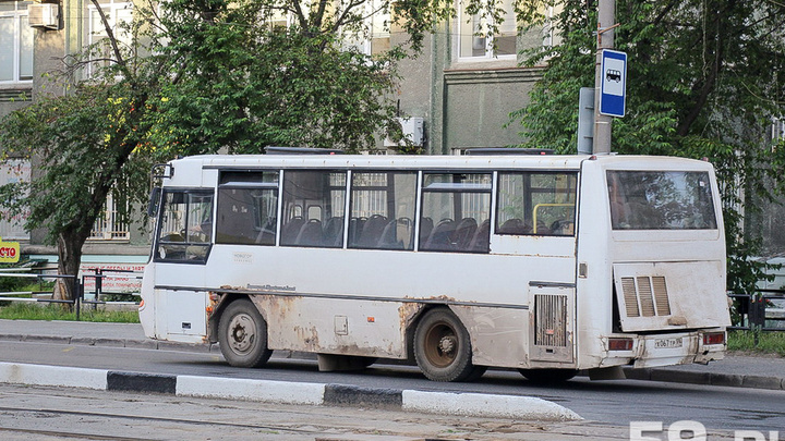 В Перми пенсионер выпал из автобуса