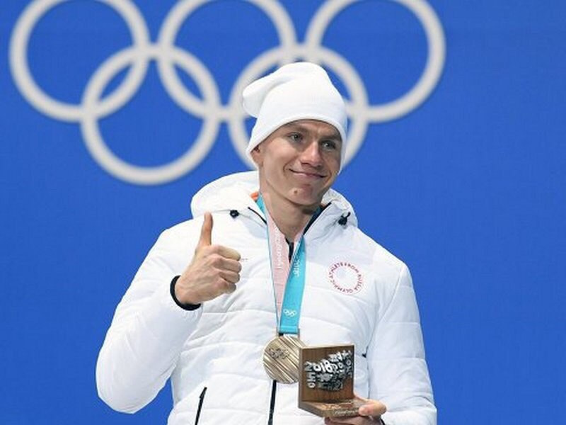 Большунов со своей первой олимпийской медалью, завоеванной в классическом спринте