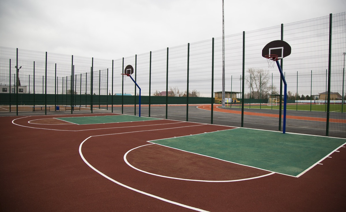 На европейский манер сделали площадку не для классического баскетбола, а для уличного, где игра идёт возле одного кольца