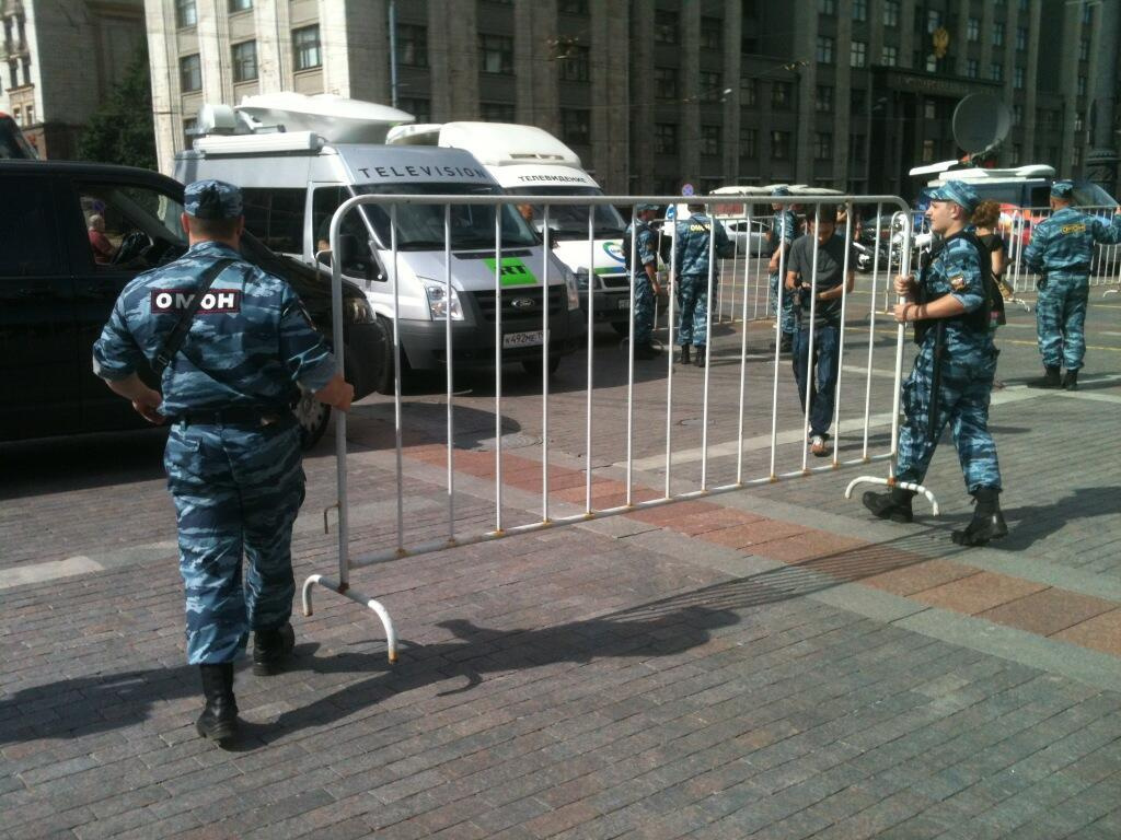 ОМОН и СМИ в ожидании народного схода в Москве
