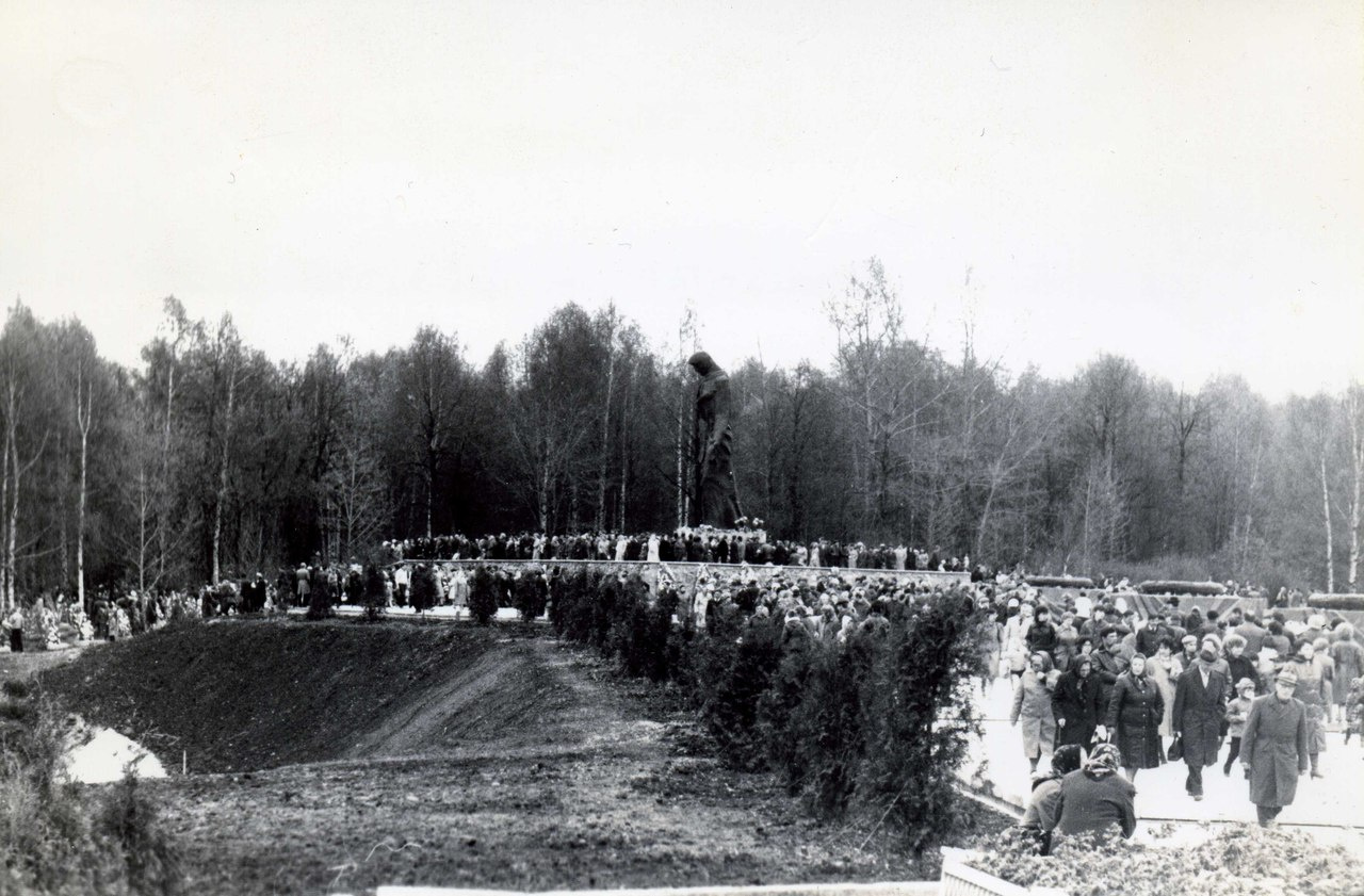 9 мая 1975 года - открытие памятника Скорбящая