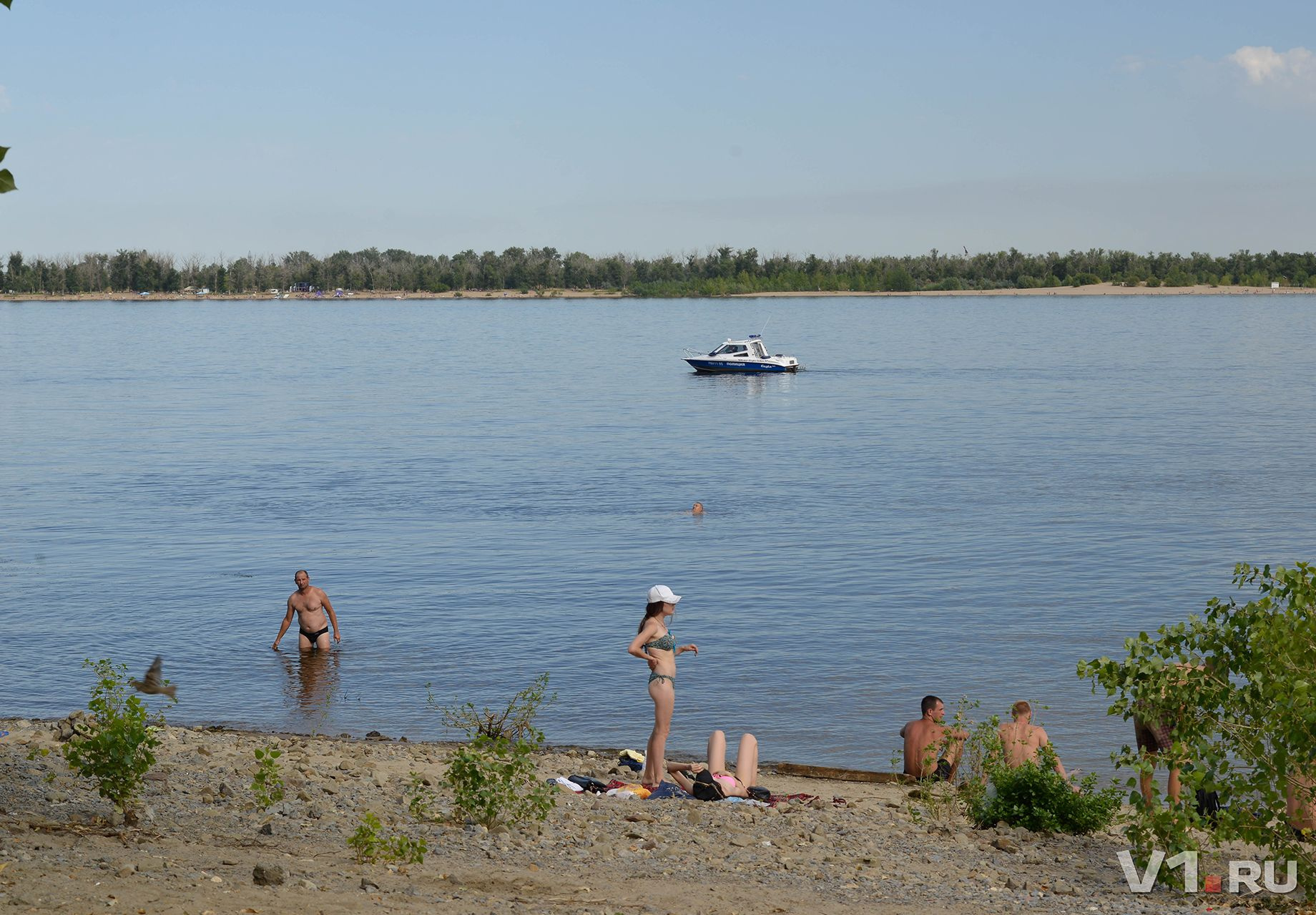 Полиция пристально следит с воды за теми, кто в красивых купальниках Полиция пристально следит с воды за теми, кто в красивых купальниках