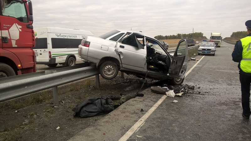 При ударе один из автомобилей отбросило на разделительное ограждение При ударе один из автомобилей отбросило на разделительное ограждение