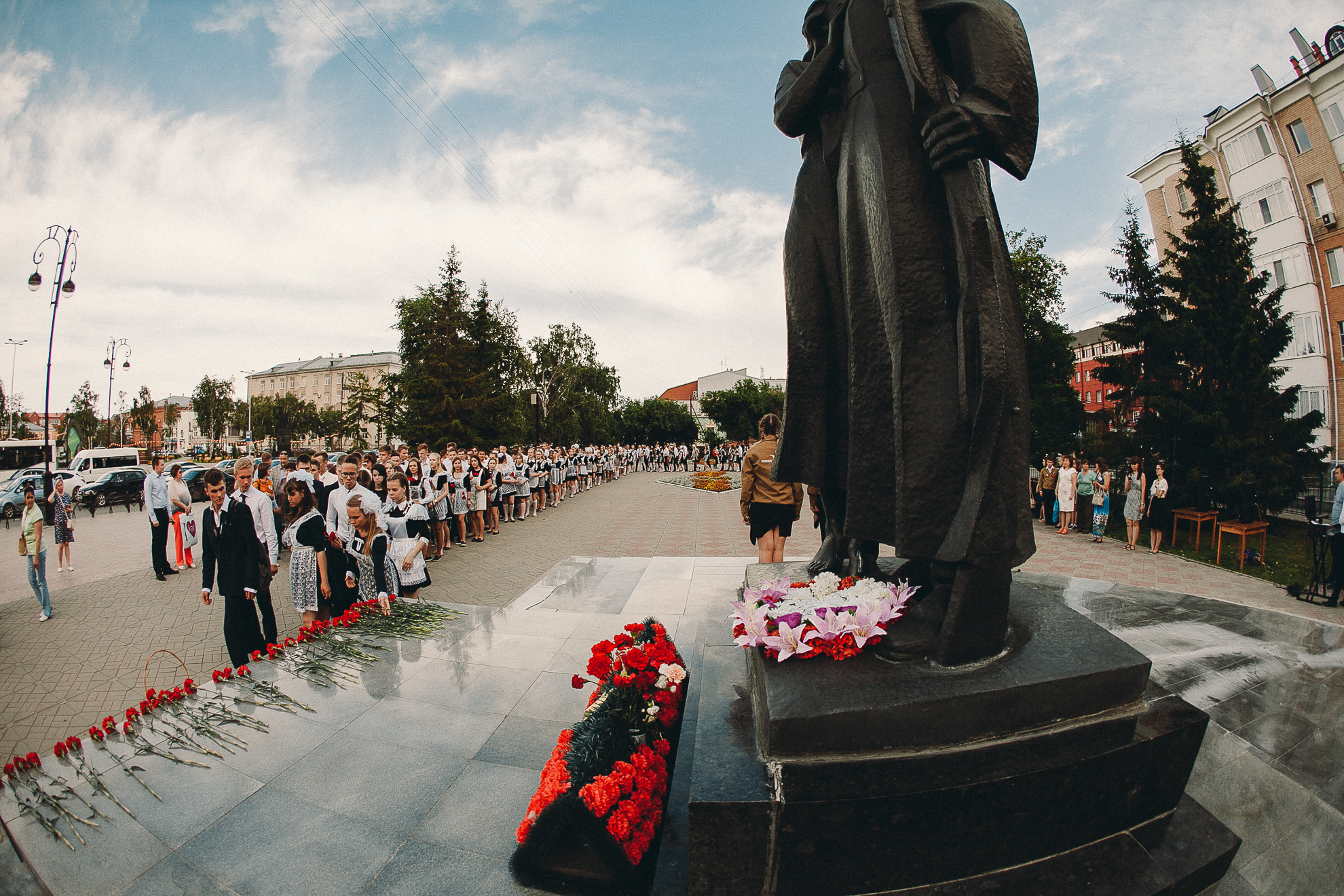 Мемориал «Прощание» ежегодно в конце июня утопает в цветах и венках: тюменцы помнят о страшном июньском дне 1941 года, когда началась кровопролитная война