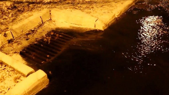 «Бьёт ключом из-под земли»: жители Ленинского района остались без воды из-за коммунальной аварии