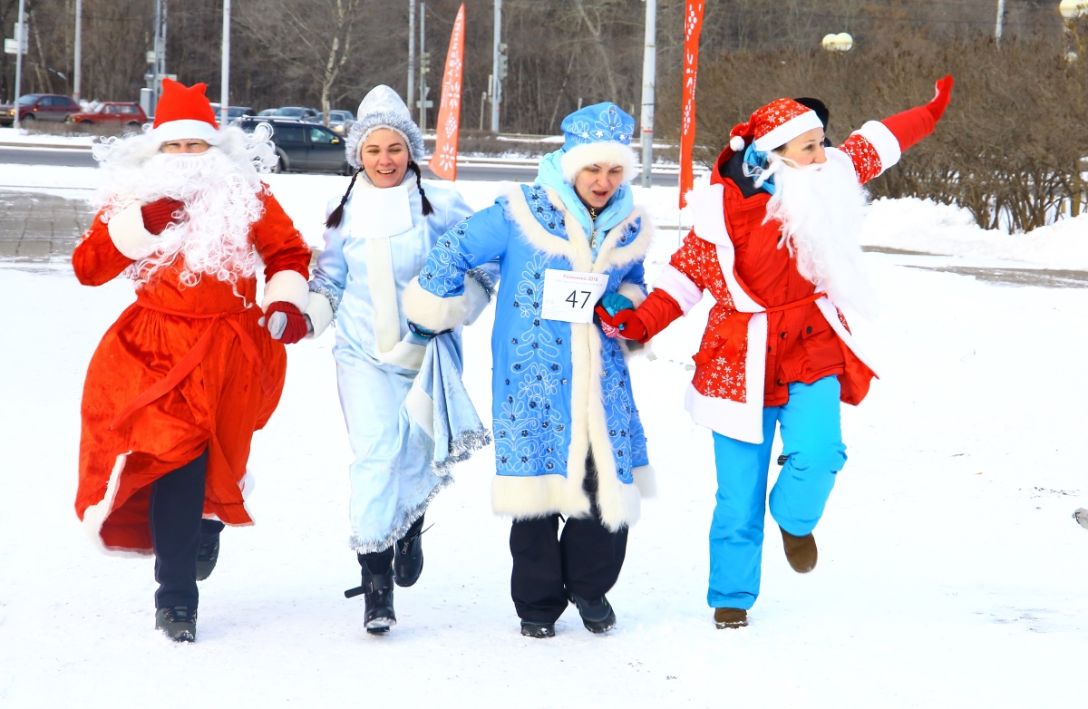 Участники забегов должны были надеть костюм Деда Мороза или Снегурочки