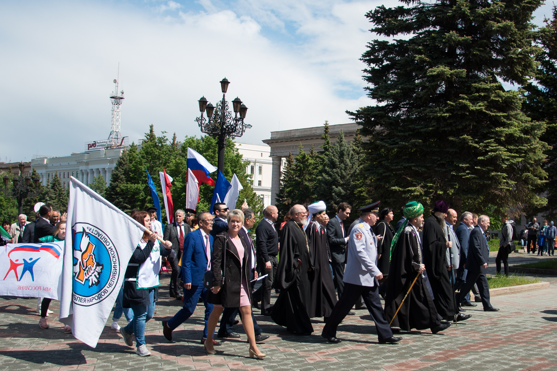 Представители большинства из них прошли сегодня от Театральной площади до сцены в парке Пушкина Представители большинства из них прошли сегодня от Театральной площади до сцены в парке Пушкина