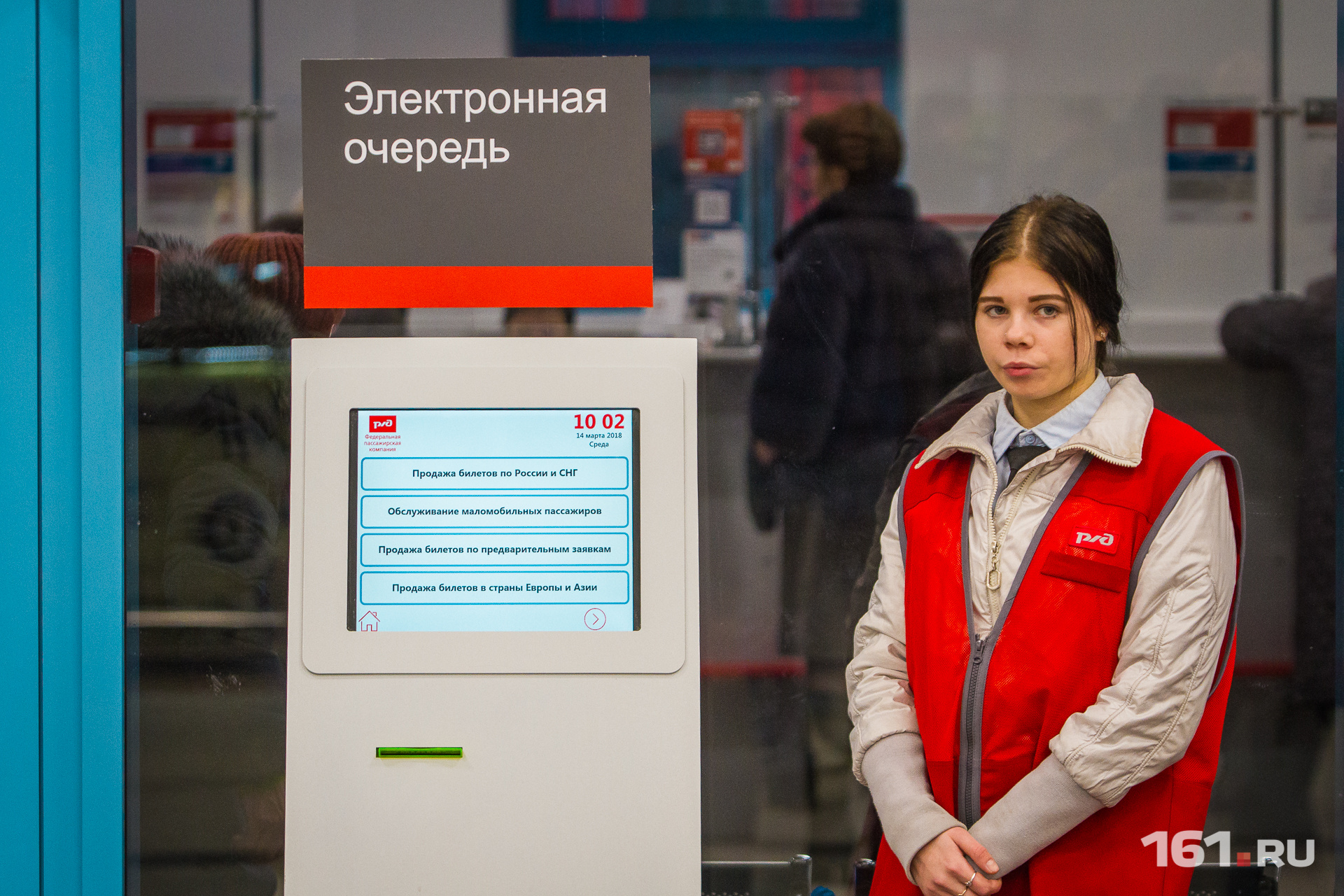 Автоматы электронной очереди установлены перед входом в кассовый павильон Автоматы электронной очереди установлены перед входом в кассовый павильон
