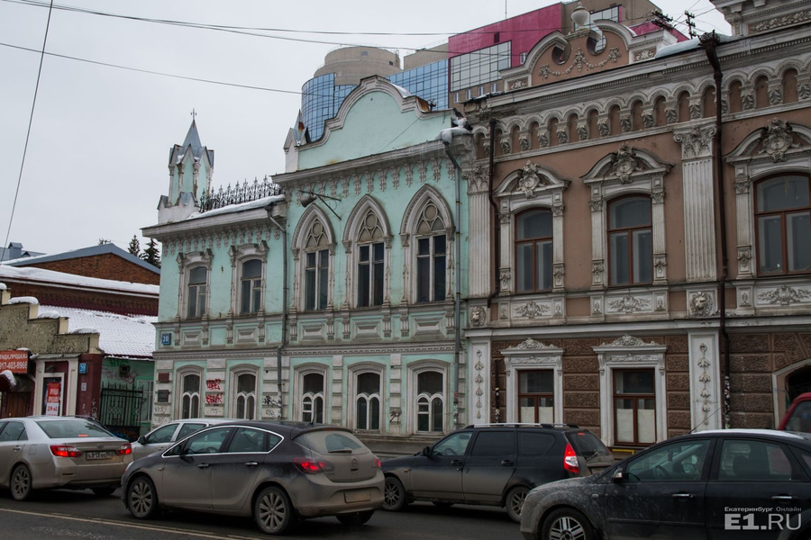 Рядышком стоит дом с башенкой в стиле неоготики.