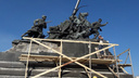 В Самаре отбивают старую плитку с постамента памятника Чапаеву