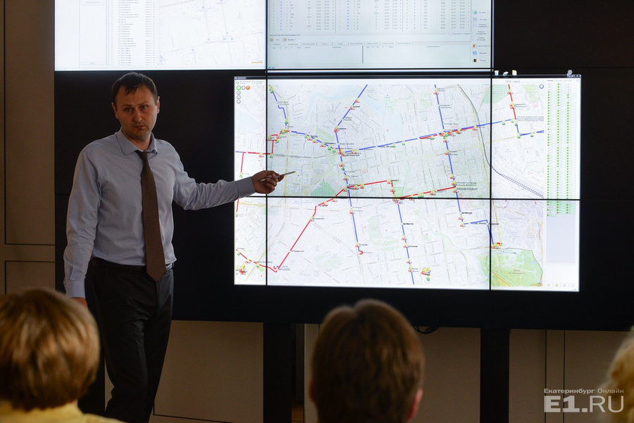 Замдиректора Центра организации движения Евгений Евсеев показывает, как диспетчеры будут следить за движением общественного транспорта.
