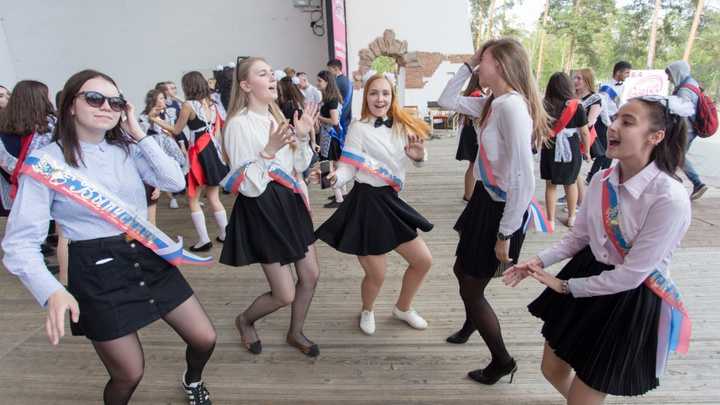Карты, танцы, выключенный фонтан: челябинские выпускники простились со школой