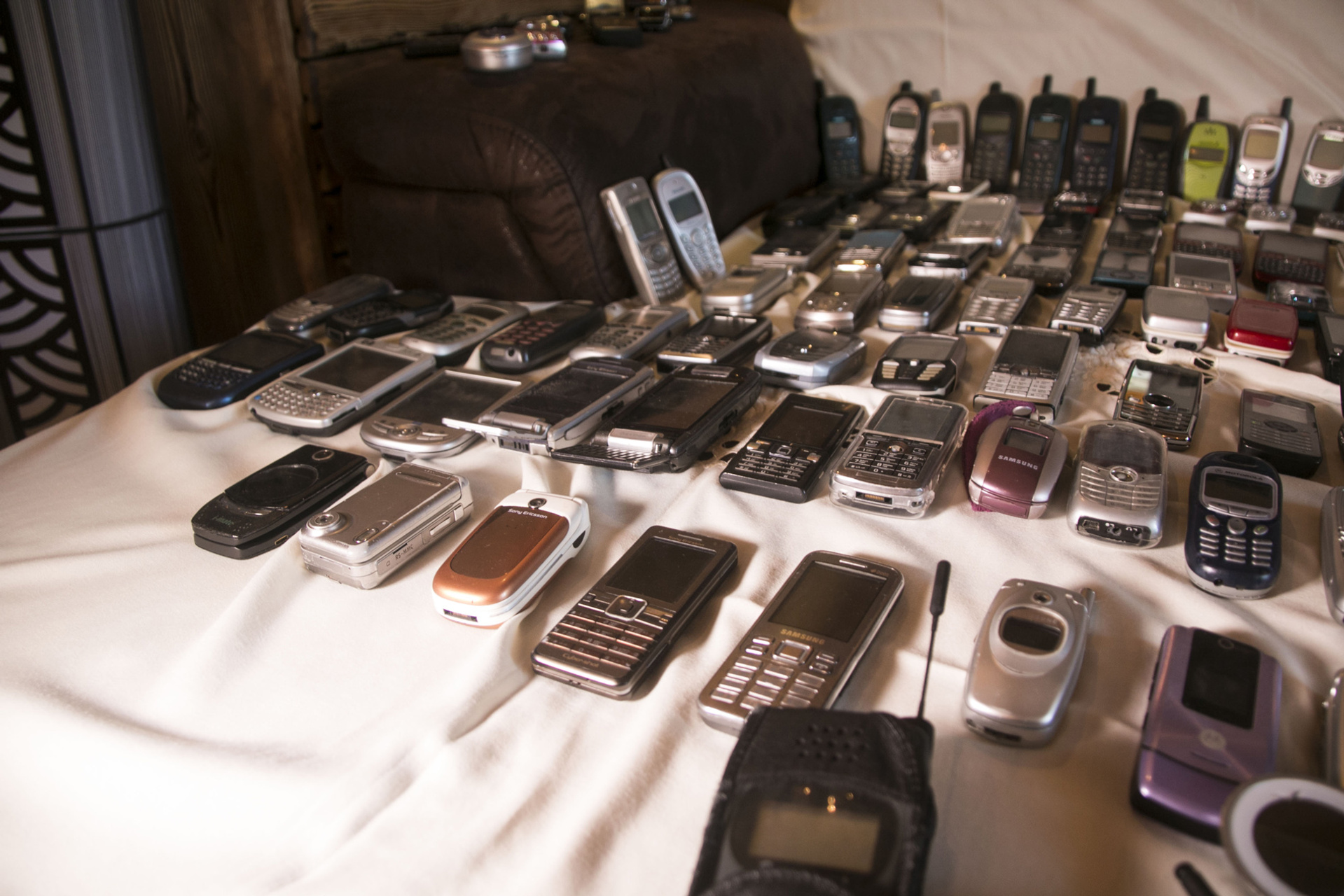 В коллекции Дениса более 300 мобильников