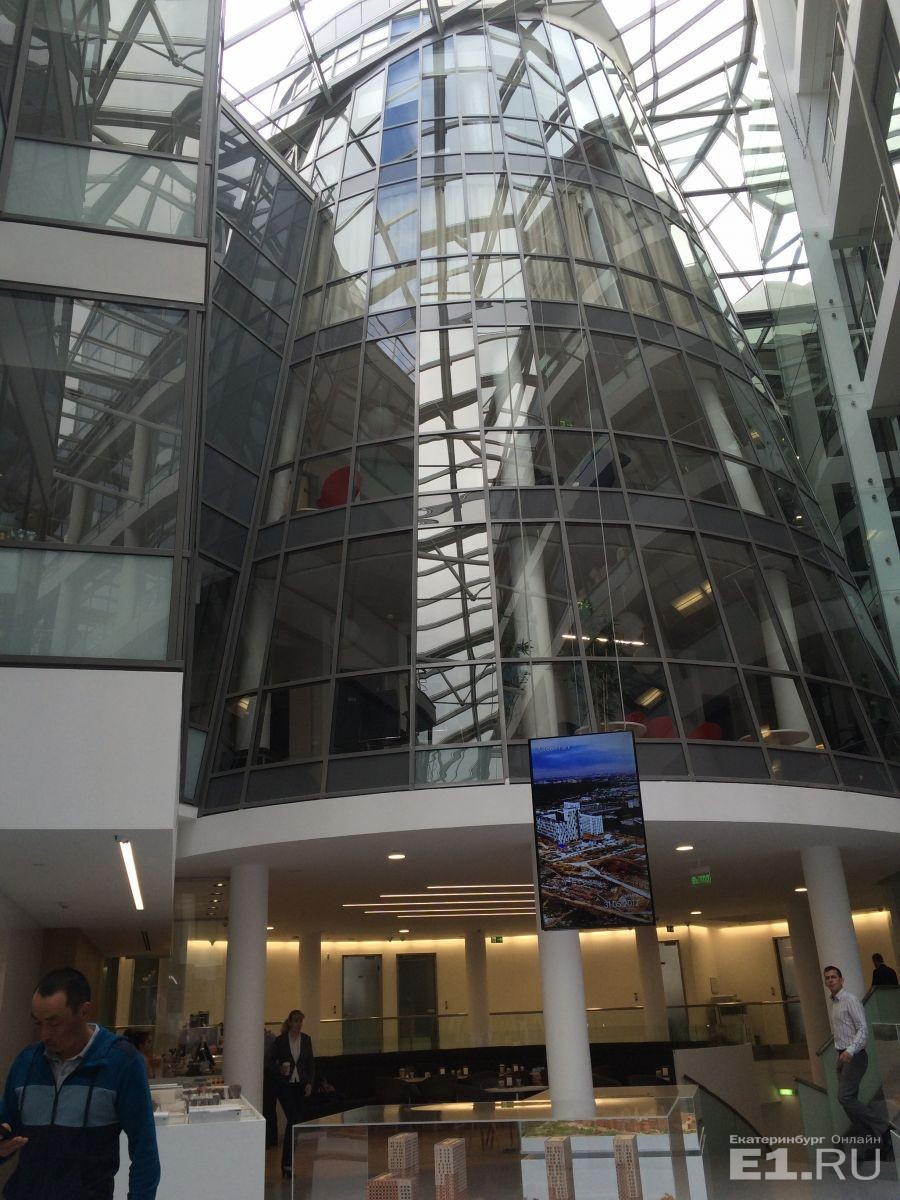 Вот так здание головного офиса ПИК выглядит изнутри – с прозрачной крышей и внутренней "стеклянной башней".