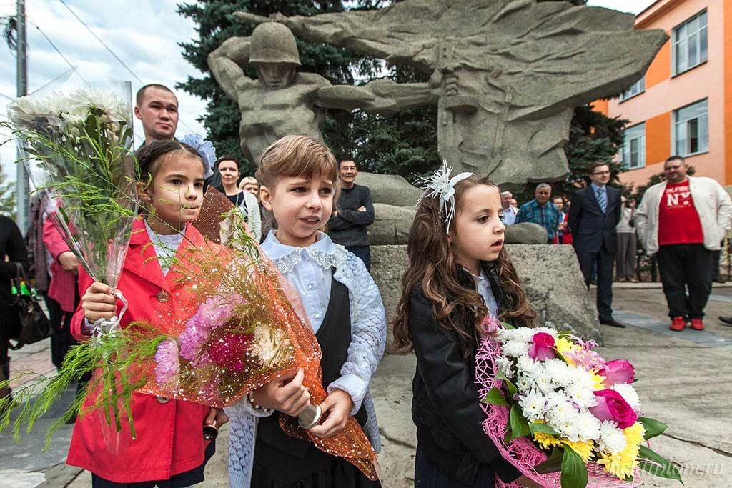 Гимназии челябинска. Школа 1 Челябинск. Гимназия №1 Челябинск. Гимназия 1 Челябинск памятник. Гимназия 1 Челябинск учителя.