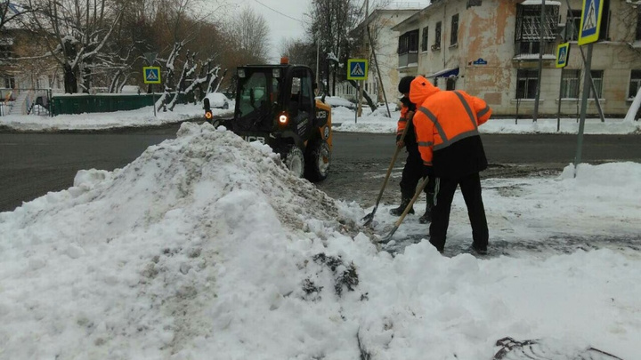 Управляющие компании Тюмени отчитали за медленную уборку дворов от снега